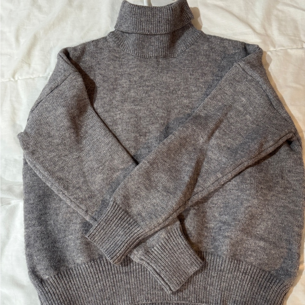 Turtleneck warm and cozy sweater. Korean brand. Wool.
